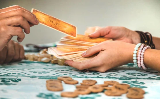 Cartomancia: Explore os Segredos das Cartas e do Destino